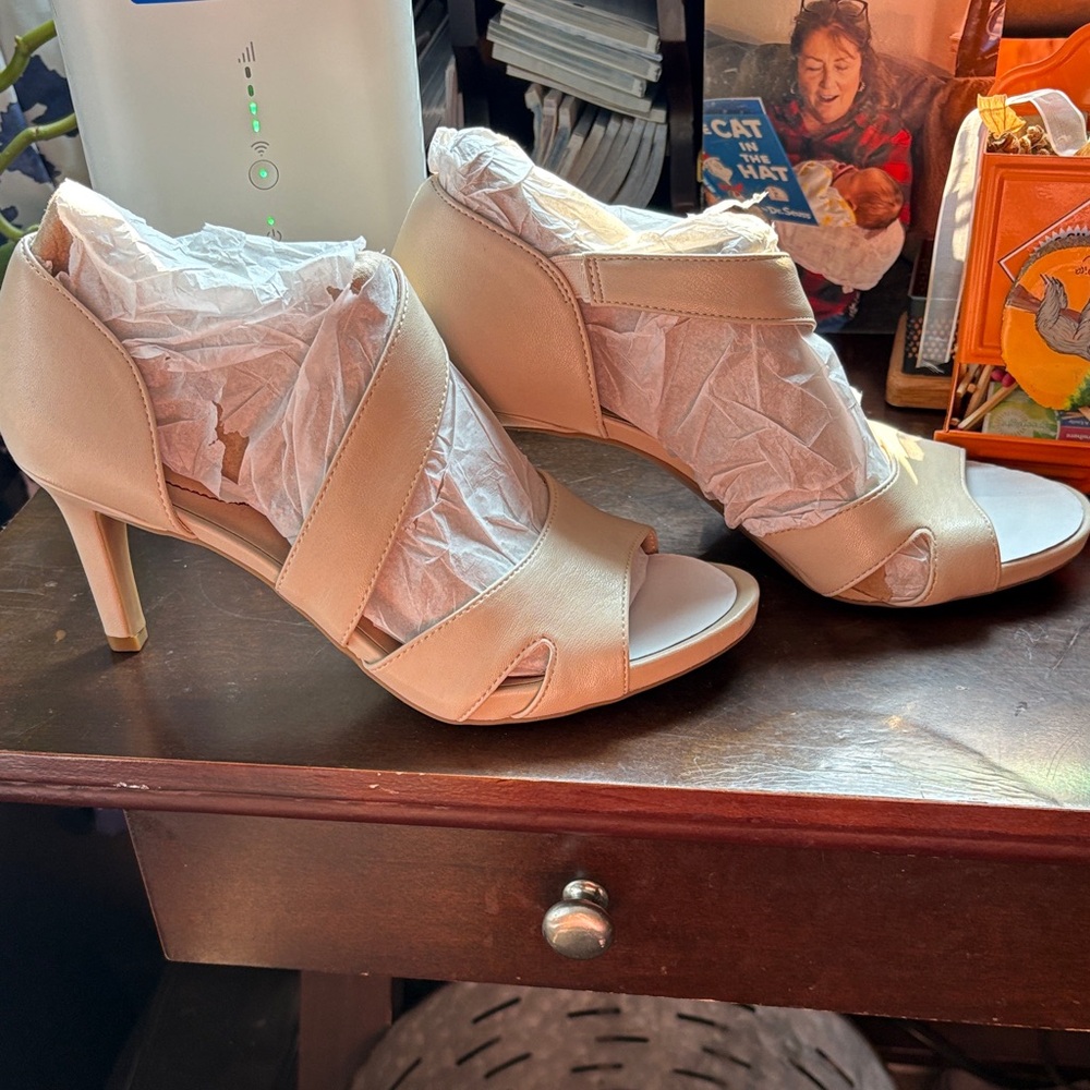 Life Stride Tan Women's Heels